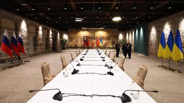 Το τραπέζι των σημερινών διαπραγματεύσεων στο παλάτι Ντολμά Μπαχτσέ της Κωνσταντινούπολης
