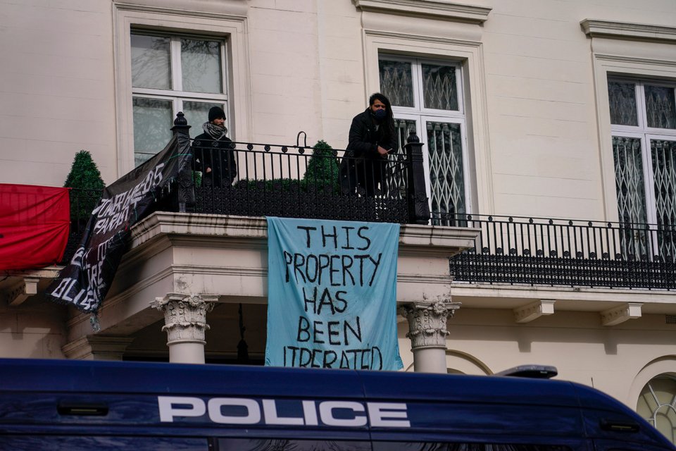 Κατάληψη στην έπαυλη Ρώσου ολιγάρχη στο Λονδίνο