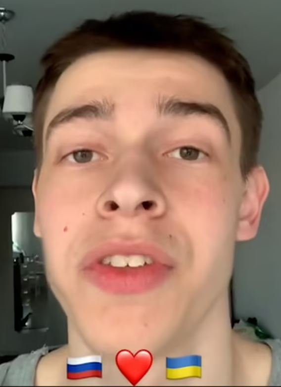 Ένας Ρώσος χρήστης του TikTok μιλάει ενάντια στην εισβολή του Πούτιν στην Ουκρανία και λέει ότι ο πόλεμος «δεν είναι η λύση»