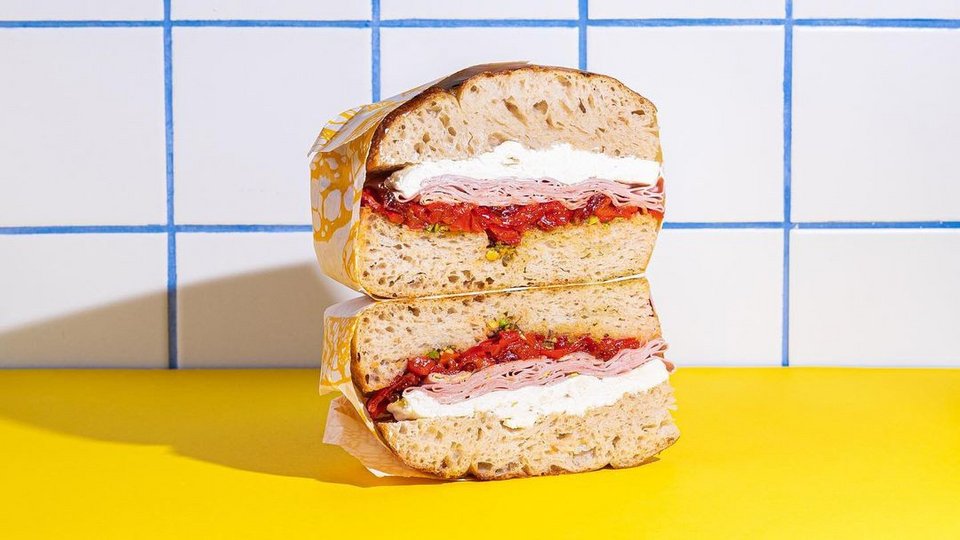 Σάντουιτς focaccia, μορταδέλλα, κρεμώδη burrata, relish από κόκκινες πιπεριές, confit ντομάτας και έκπληξη - beurre noisette από φυστίκι Αιγίνης.