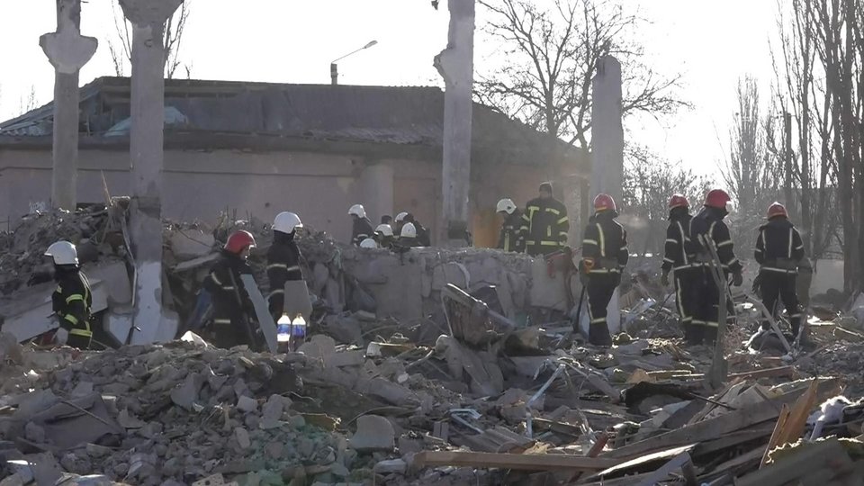 Σωστικά συνεργεία ψάχνουν για επιζώντας στο σημείο της επίθεσης στο Μικολάιβ
