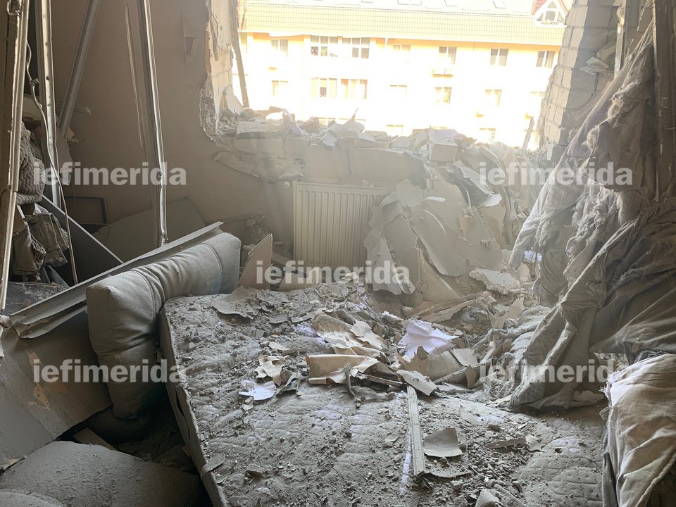 Μέσα στα βομβαρδισμένα σπίτια