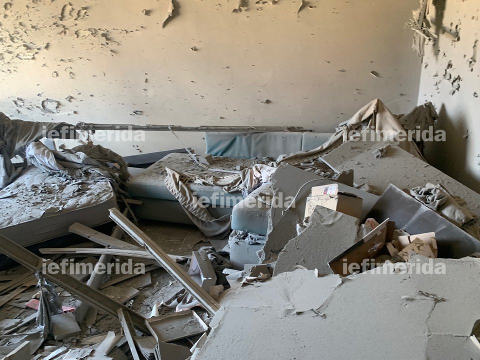 Μέσα στα βομβαρδισμένα σπίτια