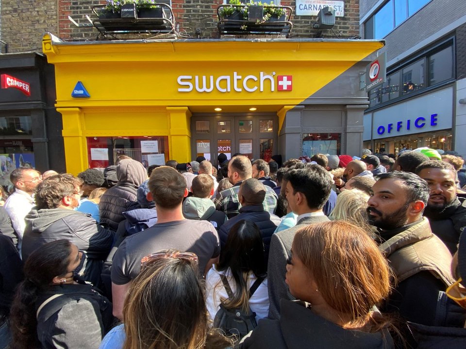 Ουρές στο υποκατάστημα της Swatch στο Λονδίνο / Φωτογραφία: Yui Mok/PA Images via Getty Images