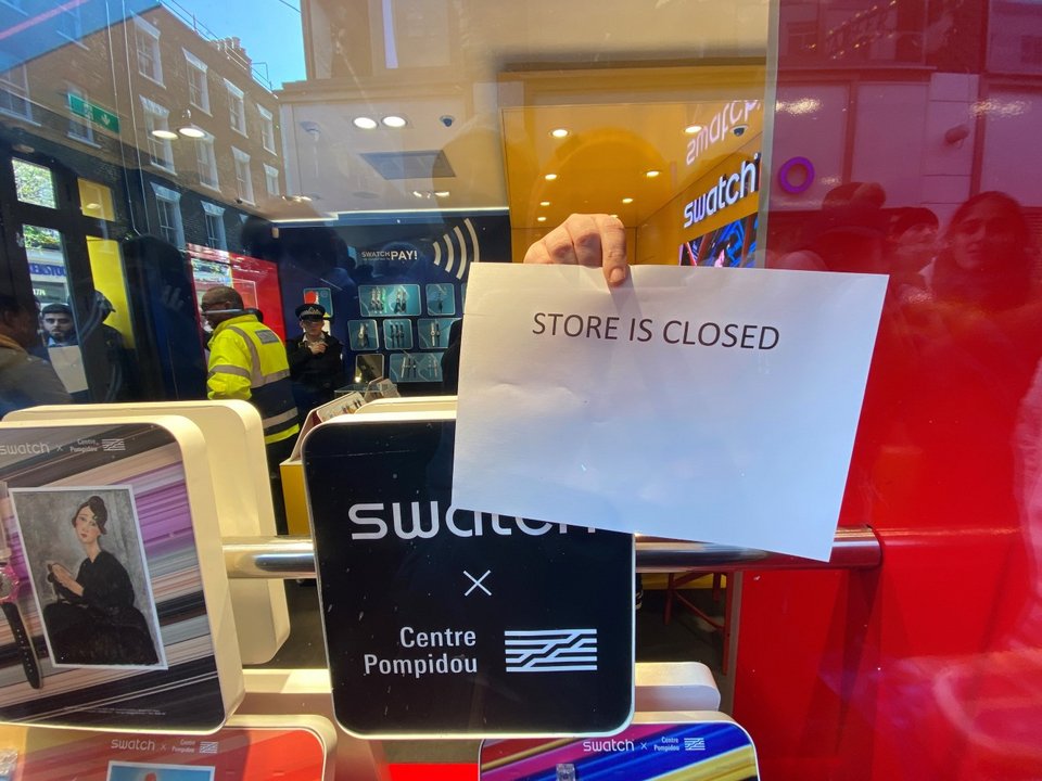 Κλειστό το υποκατάστημα της Swatch στο Λονδίνο / Φωτογραφία: Yui Mok/PA Images via Getty Images