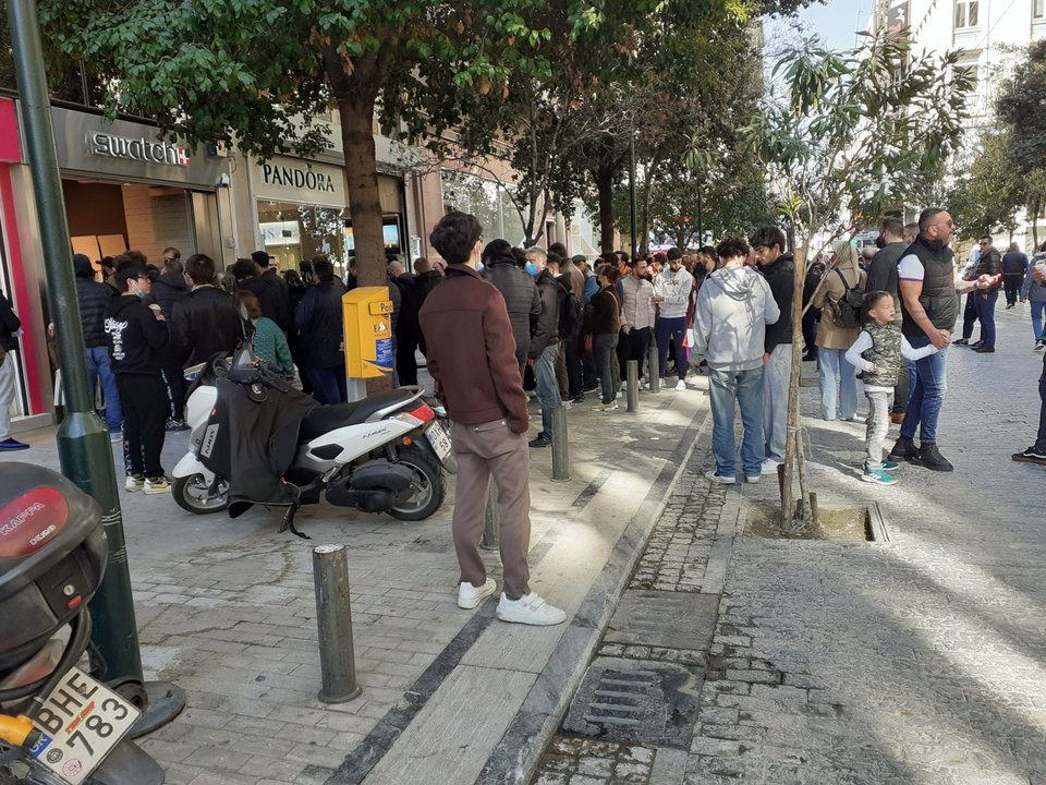 Ουρά σε κατάστημα Swatch στην Ερμού