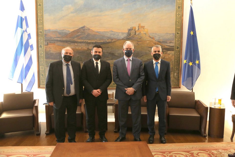 Ο Κωνσταντίνος Τασούλας με τους ομογενείς από τη Βόρειο Ήπειρο