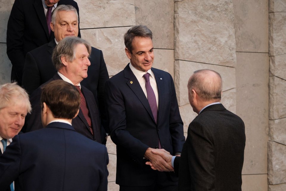 Χειραψία Μητσοτάκη-Ερντογάν πριν την οικογενειακή φωτογραφία, υπό το βλέμμα του Όρμπαν
