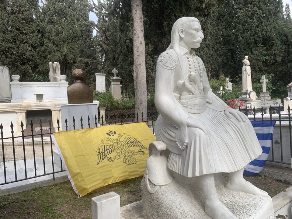 Ο τάφος του Θεόδωρου Κολοκοτρώνη και από πίσω, πλέον, βρίσκεται η προτομή του Νικηταρά