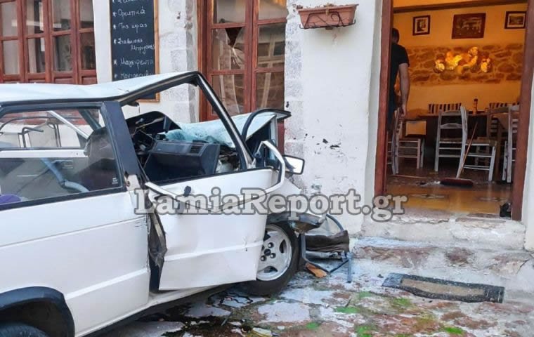 αυτοκίνητο έπεσε σε τσιπουράδικο στην Αμφίκλεια