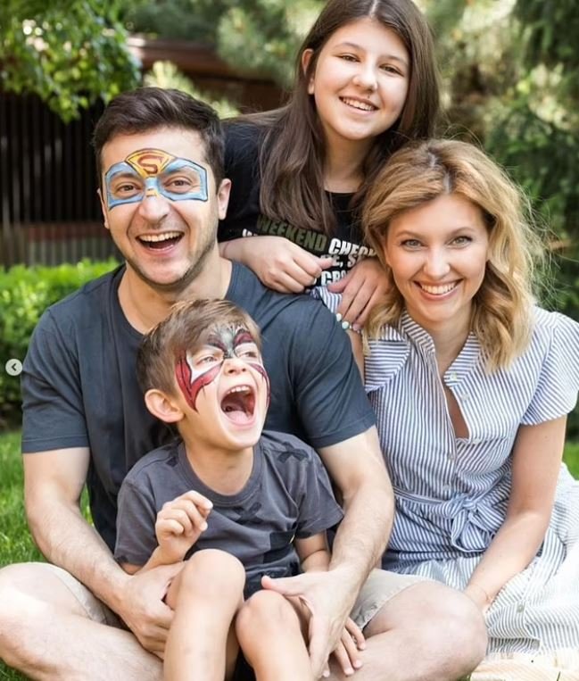 Το ζευγάρι με τα δύο του παιδιά, σε παλιές ευτυχισμένες οικογενειακές στιγμές