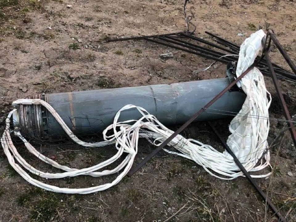 Ουκρανία πόλεμος βόμβες με αλεξίπτωτο
