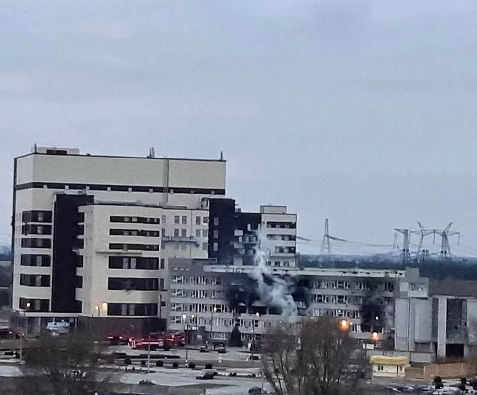 Το κτίριο του πυρηνικού εργοστασίου της Ζαπορίζια που χτυπήθηκε κατά τη διάρκεια της νύχτας από τη Ρωσία