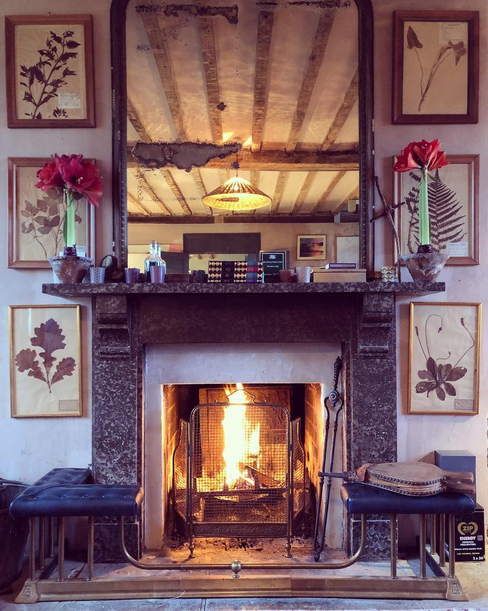 Στην αγγλική εξοχή η φωτιά σιγοκαίει στο τζάκι ακόμα και τους πιο ζεστούς μήνες της άνοιξης / Φωτογραφία: amandacbrooks/Instagram  