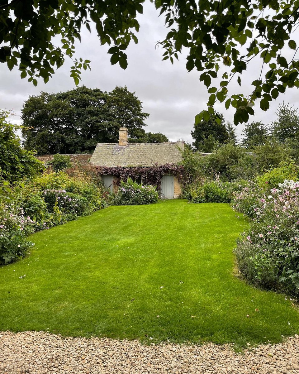 Το χαμηλό σε ύψος παραδοσιακό αγγλικό σπίτι διατηρεί την αυθεντική ομορφιά των αρχών του 19ου αιώνα / Φωτογραφία: amandacbrooks/Instagram 