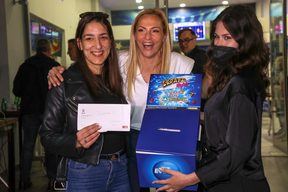 H νικήτρια της κλήρωσης με την Υβόννη Κτιστάκη, υπεύθυνη του καταστήματος ΟΠΑΠ 