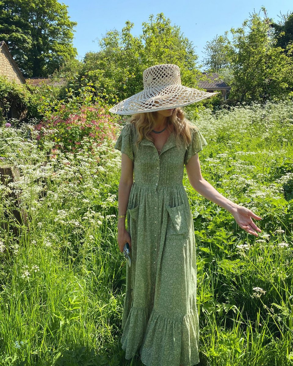 Η Amanda Brooks στη φάρμα της στην αγγλική εξοχή περιποιείται μόνη τον κήπο και το μποστάνι / Φωτογραφία: amandacbrooks/Instagram 