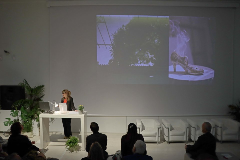 Στιγμιότυπο από τη συνέντευξη Τύπου της Κατερίνας Γρέγου στο κατάμεστο αμφιθέατρο του ΕΜΣΤ / Αννα Πρίμου