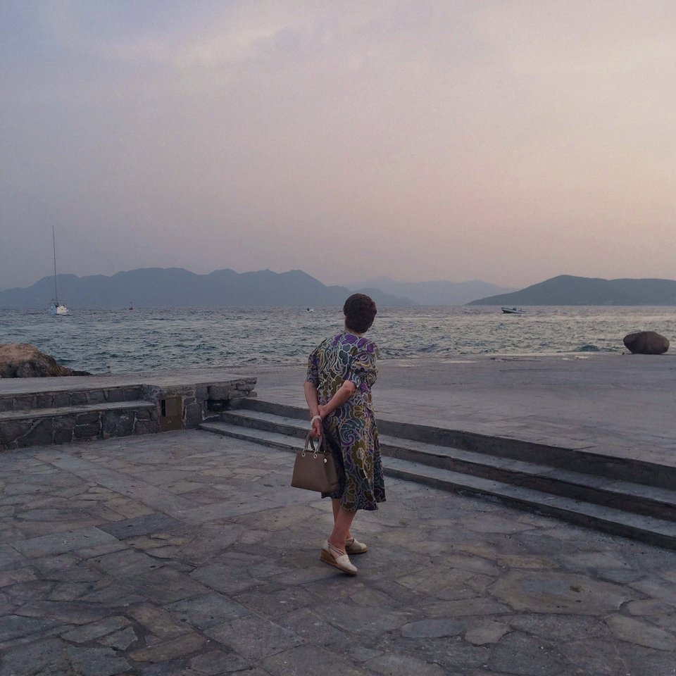   Ειρήνη Βουρλούμη﻿Χωρίς τίτλο, 2022 Εκτύπωση μελάνης ψεκασμού σε αρχειακό χαρτί, επικολλημένη σε ξύλο, 45 x 45 εκ. Ευγενική παραχώρηση της καλλιτέχνιδας 