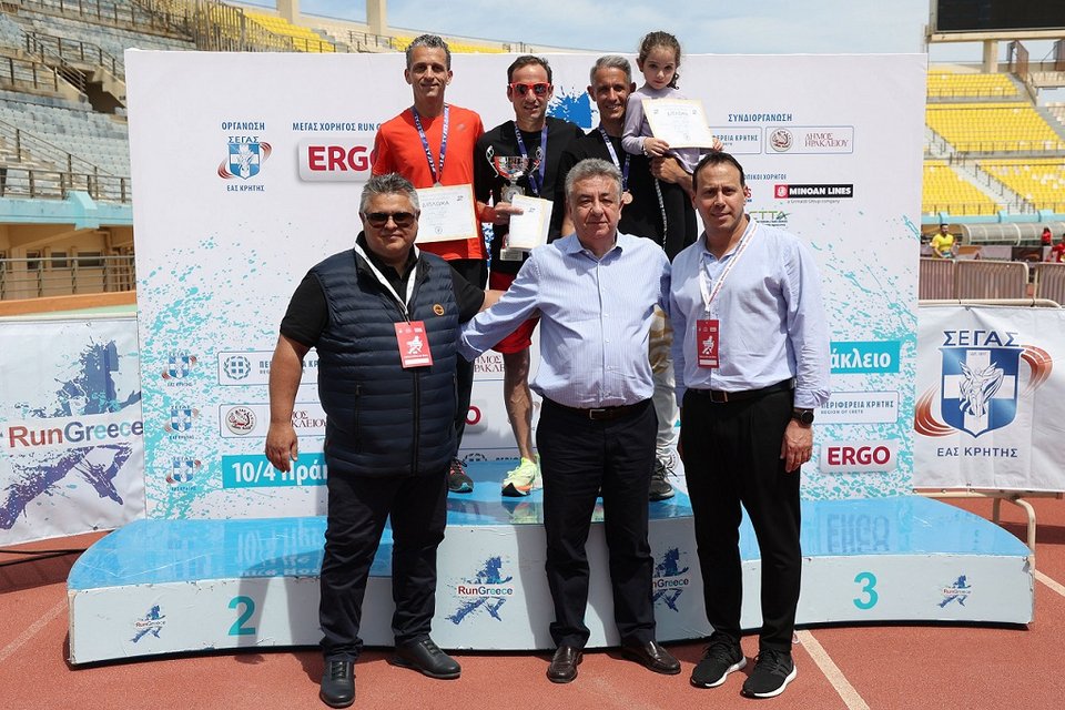  Οι Δημήτρης Χαραλαμπάκης, Πρόεδρος Σωματείου Πρακτόρων ΟΠΑΠ Ηρακλείου, Σταύρος Αρναουτάκης, Περιφερειάρχης Κρήτης και Κώστας Κεντέρης, Αντιπρόεδρος ΣΕΓΑΣ, βραβεύουν τους δρομείς που τερμάτισαν πρώτοι στον αγώνα των 10 χλμ. 