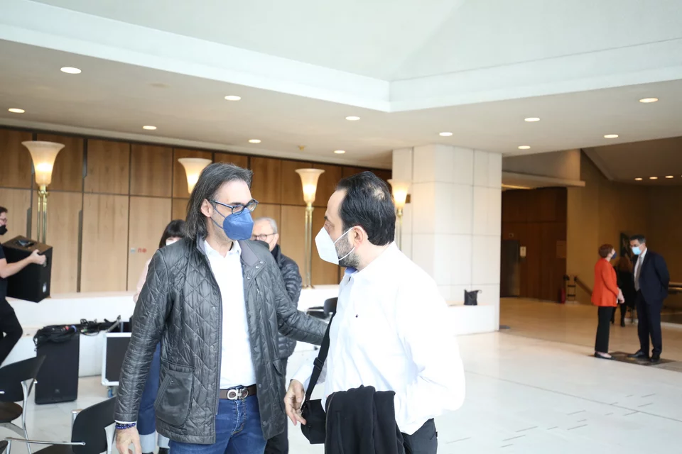 Μετά τη συνέντευξη Τύπου, ο Λεωνίδας Καβάκος και ο Μιχάλης Ραμός