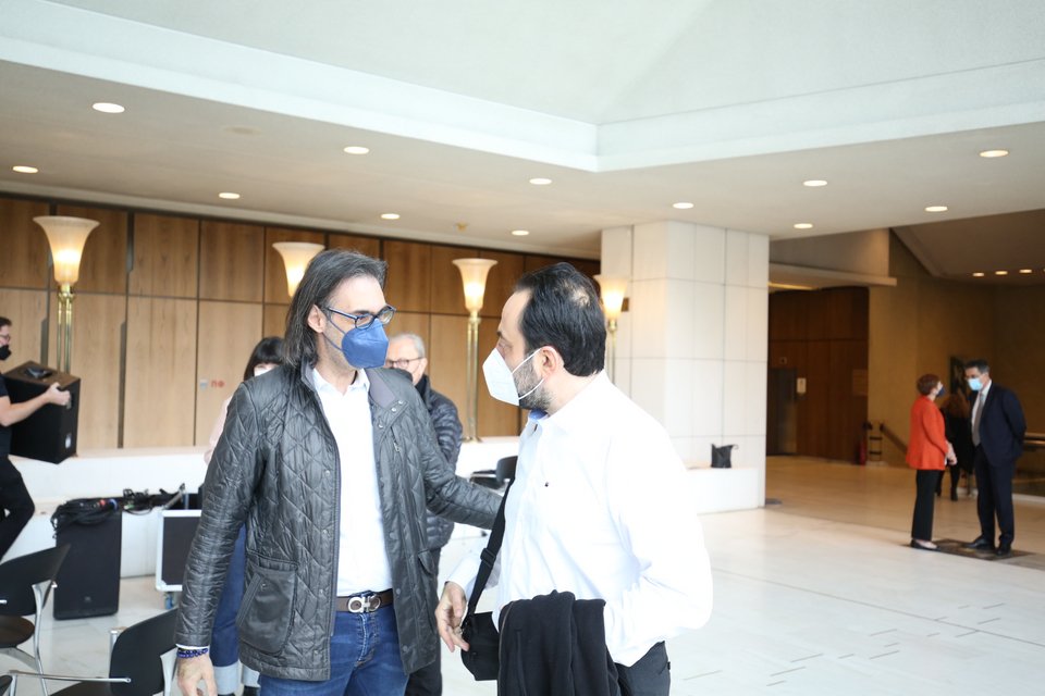 Μετά τη συνέντευξη Τύπου, ο Λεωνίδας Καβάκος και ο Μιχάλης Ραμός