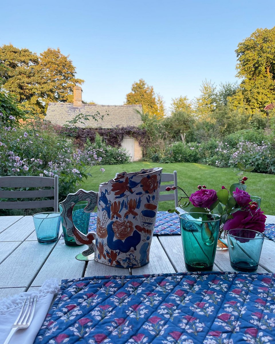 Τα τραπέζια στον κήπο στρώνονται με σουπλά, κανάτες και ποτήρια που πουλάει η ίδια στο country style κατάστημα Cutter Brooks που έχει ιδρύσει / Φωτογραφία: amandacbrooks/Instagram 