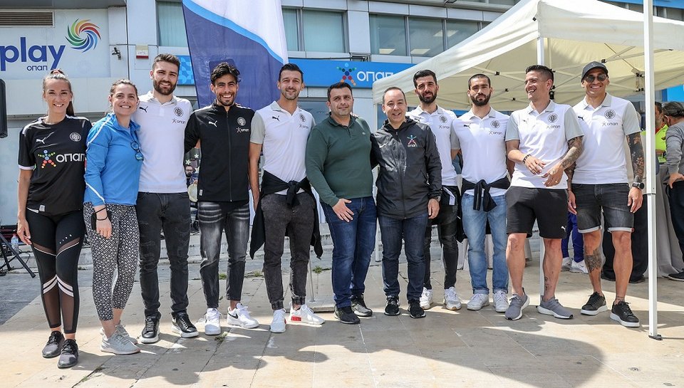 Η ομάδα του ΟΠΑΠ και αθλητές του ΟΦΗ στο κρητικό γλέντι που πραγματοποιήθηκε σε κατάστημα ΟΠΑΠ, στο Ηράκλειο, μετά το δρομικό γεγονός 