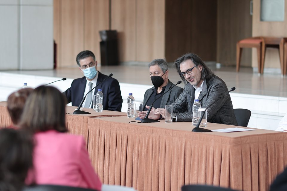 Ο Πρόεδρος του ΔΣ καθηγητής Λίνος- Αλέξανδρος Σισιλιάνος, ο καλλιτεχνικός διευθυντής της ΚΟΑ Λουκάς Καρυτινός, ο Λεωνίδας Καβάκος, στη συνέντευξη τύπου / Φωτό Δημήτρης Καραμπέτσος