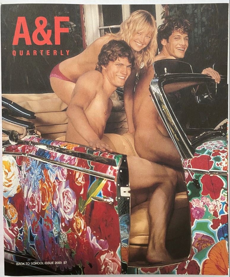 Πριν γίνουν σταρ, η Μαλίν Άκερμαν και ο Τζέιμι Ντόρναν (μπροστά) γυμνοί το 2003 για αφίσα της A&amp;F 