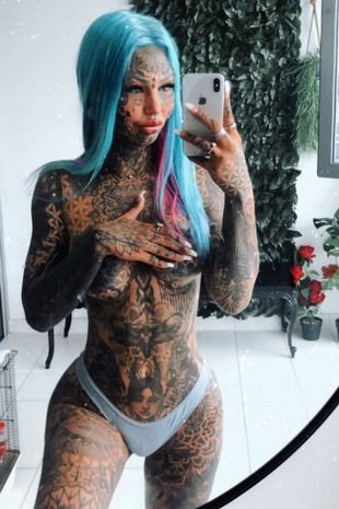 η Άμπερ Λουκ ποζάρει ημίγυμνη δείχνοντας τα τατουάζ της