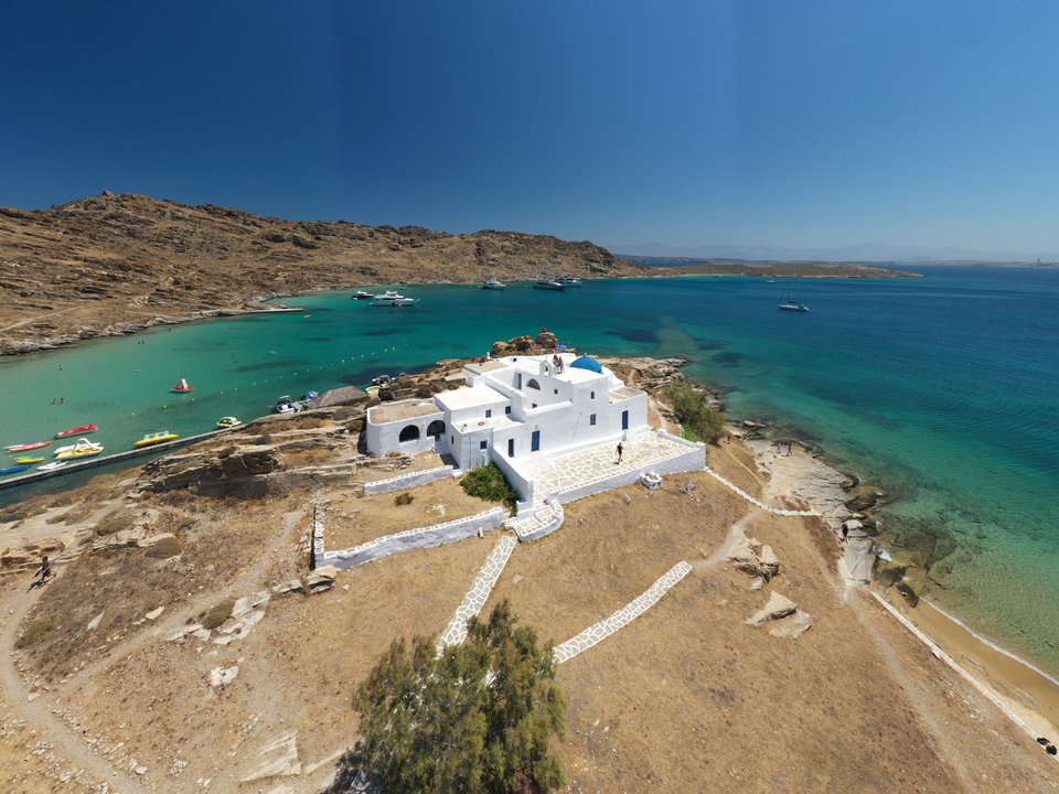 Στα εκατονάδες ξωκλήσια του νησιού που είναι χτισμένα πλάι στη θάλασσα, κρύβεται η απόλυτη γαλήνη - Φωτογραφία: Νίκη Μηταρέα