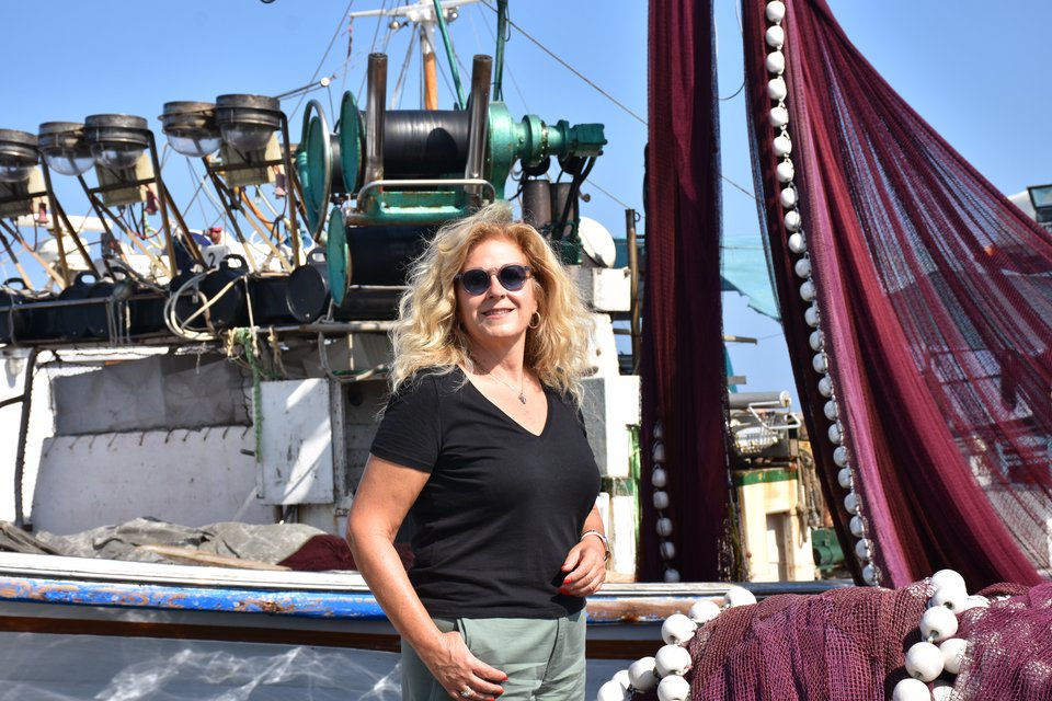 Η Νίκη κατεβαίνει νωρίς το πρωί για φρέσκα ψάρια που φέρνουν τα καΐκια&nbsp;στο λιμάνι της Νάουσας.