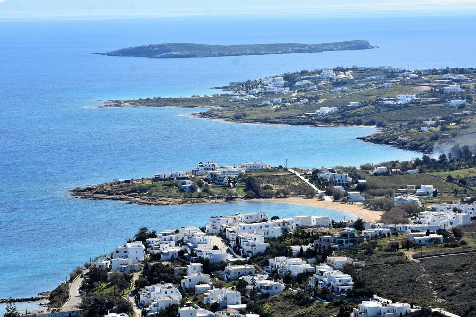 Της Νίκης της αρέσει πολύ να γυρνάει όλο το νησί με το αυτοκίνητο και να φωτογραφίζει τα χωριά από ψηλά - Φωτογραφία: Νίκη Μηταρέα