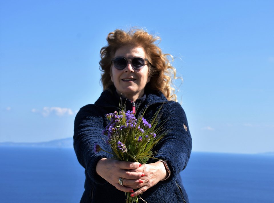 H Νίκη Μηταρέα απολαμβάνει τη μαγεία της φύσης: να μαζεύει αγριολούλουδα από τους αγρούς και φρέσκα λαχανικά από τα βιολογικά μποστάνια των φίλων της.