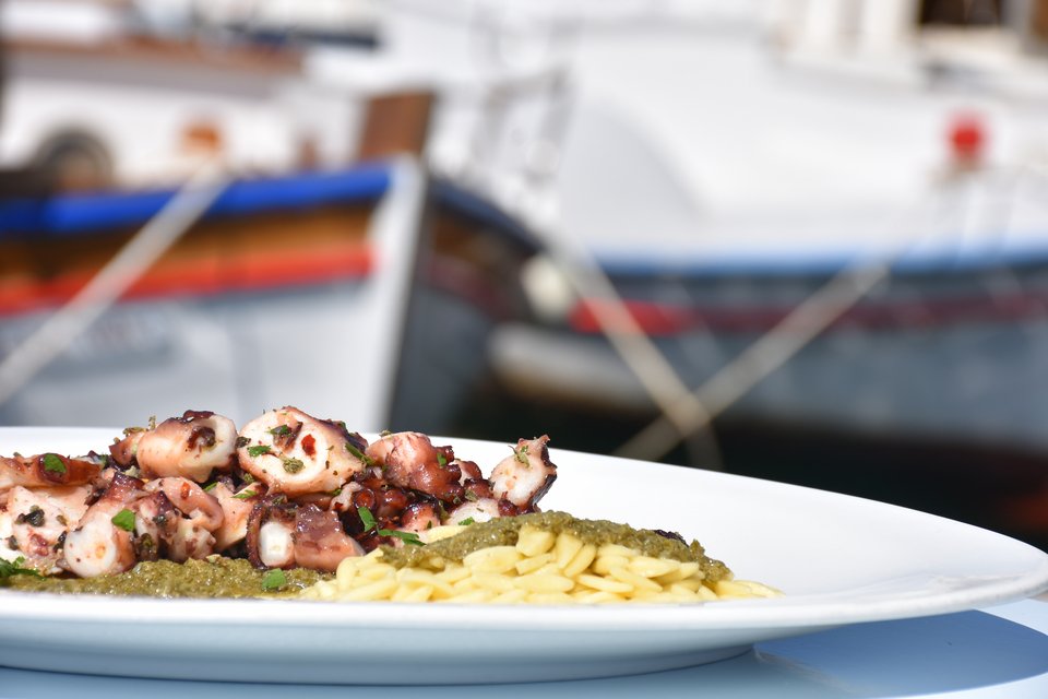 Χταπόδι στο λιμάνι της Νάουσας, ο τέλειος μεζές για τη τη σούμα, το ντόπιο τσίπουρο - Φωτογραφία: Νίκη Μηταρέα