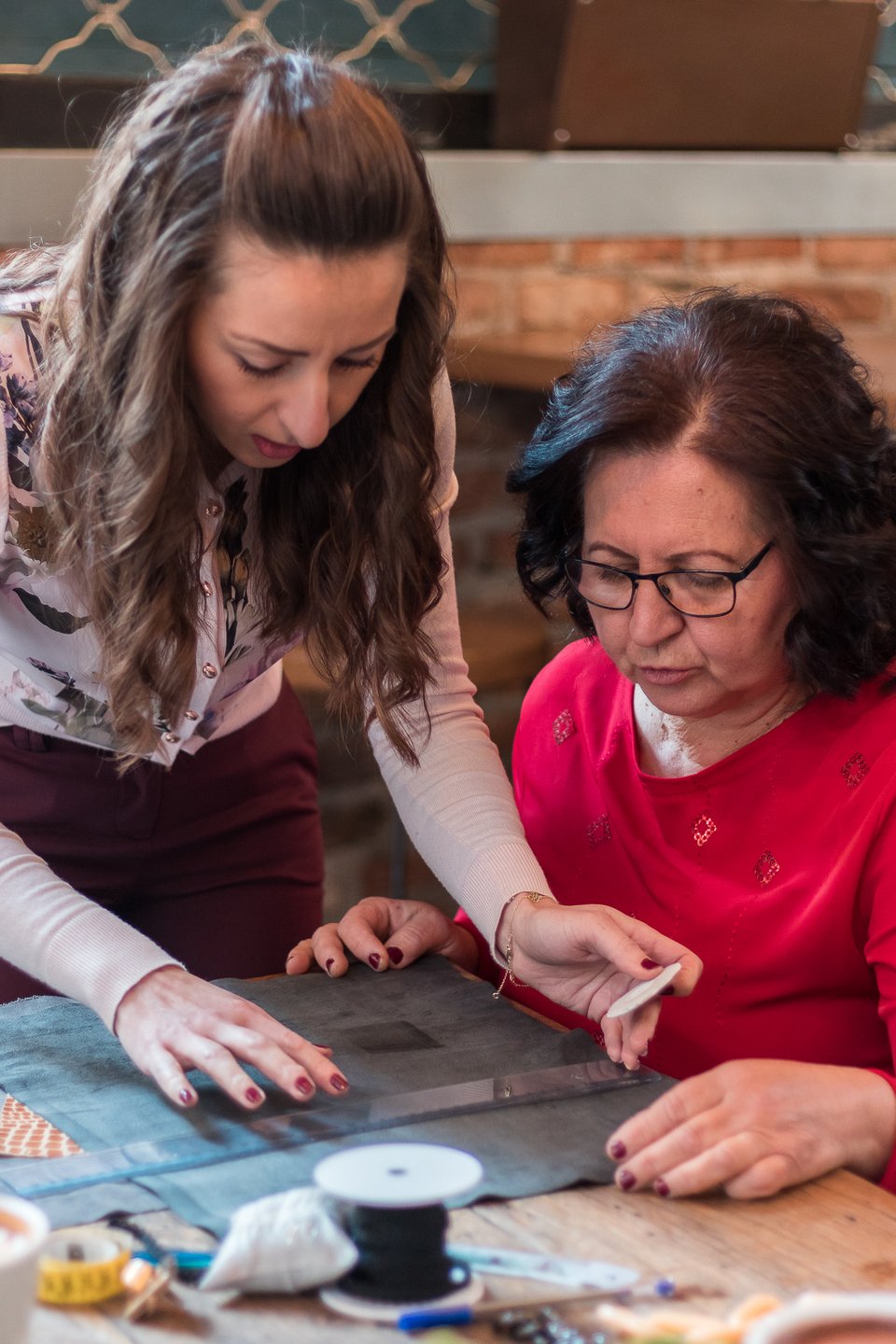 Η σχεδιάστρια μόδας Βασιλική Θεοδώρου με τη μητέρα της που της έμαθε να πλέκει, στο ατελιέ του fashion brand Miss Polyplexi.