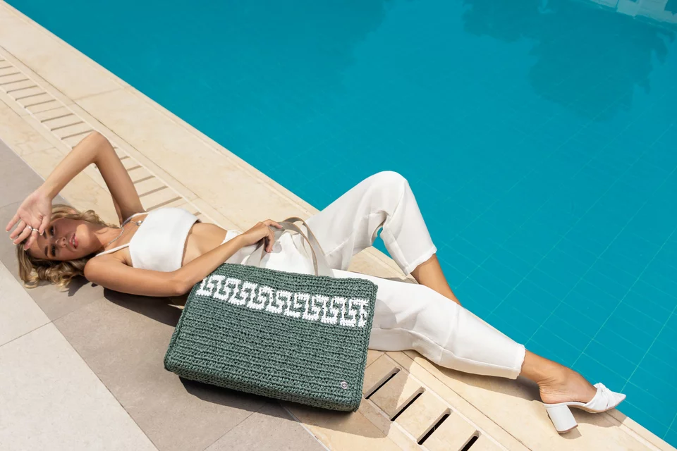 Πλεκτή τσάντα, μια δημιουργία του brand Miss Polyplexi, σε στιγμιότυπο από το editorial μόδας για τη συλλογή Spring/Summer 2022. 