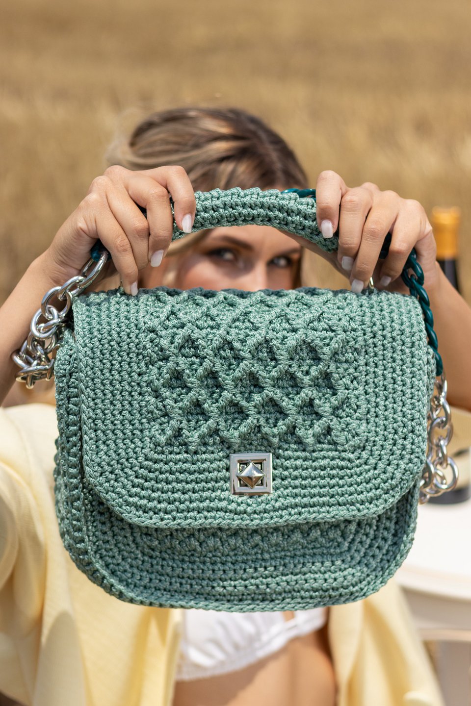 Πλεκτή τσάντα του brand Miss Polyplexi από τη συλλογή Spring/Summer 2022.