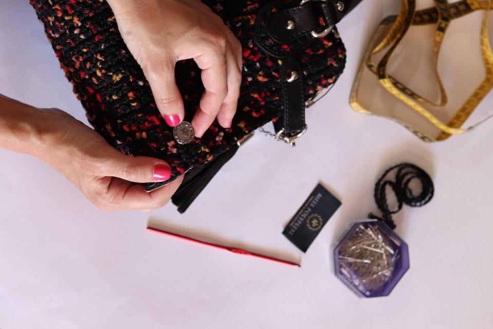 Στις χειροποίητες τσαντες της Βασιλικής Θεοδώρου η φροντίδα στις λεπτομέρειες είναι αυτή που κάνει τη διαφορά. 