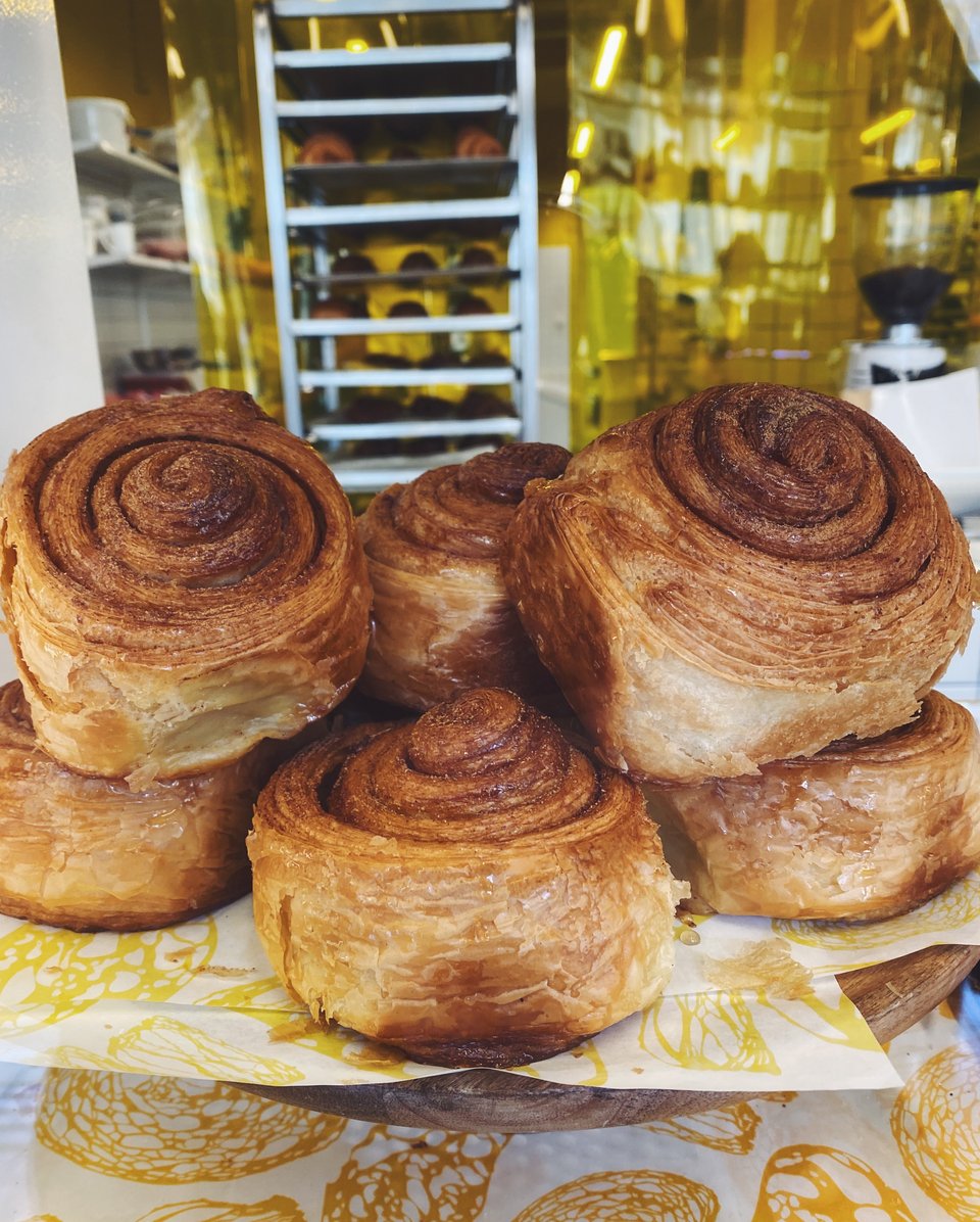 Λαχαριστά bun με κανέλλα στη βιτρίνα του Kora Bakery.