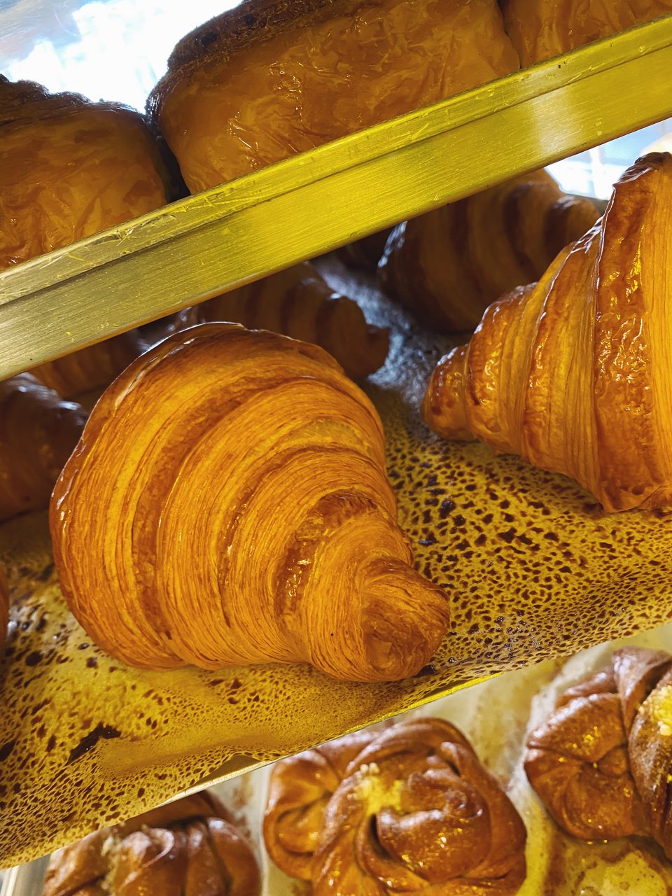 Βιενουαζερί ή γλυπτά; Τα κρουασάν του Kora Bakery είναι πολύ φωτογενή σαν μικρά έργα τέχνης και γι΄αυτό είναι χιλιοφωτογραφημένα στο Instagram.