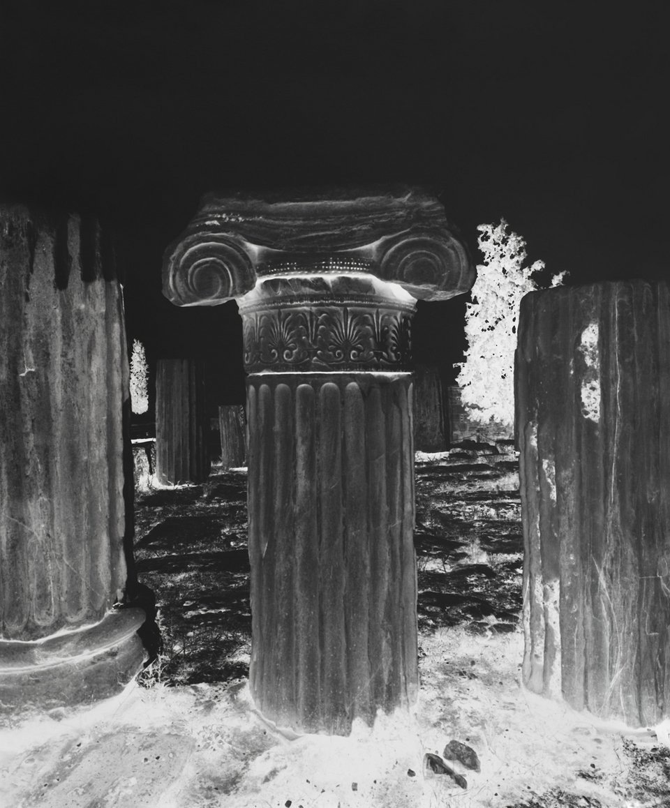 Λεπτομέρεια κίονα στην Ακρόπολη / © Vera Lutter Courtesy Gagosian