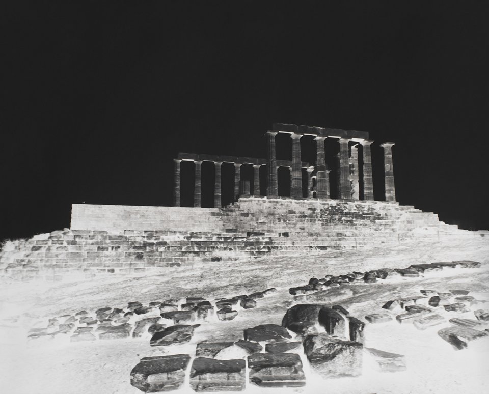 Ο Ναός του Ποσειδώνα στο Σούνιο / © Vera Lutter Courtesy Gagosian