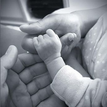 Ο Lagi και η σύντροφός του, ανακοίνωσαν τη γέννηση της κόρης τους