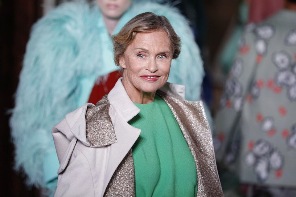 Το μοντέλο Lauren Hutton φοράει μια δημιουργία για τη συλλογή μόδας Valentino Haute Couture Φθινόπωρο-Χειμώνας 2020 που παρουσιάστηκε στο Παρίσι, Τετάρτη 3 Ιουλίου 2019