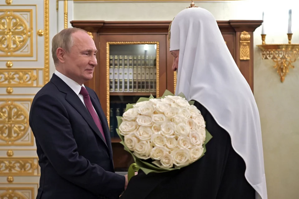 Ο Ρώσος πρόεδρος Βλαντιμιρ Πούτιν χαρίζει στις αρχές Φεβρουαρίου μια ανθοδέσμη στον πατριάρχη Κύριλλο με αφορμή την 13η επέτειο από την ενθρόνισή του