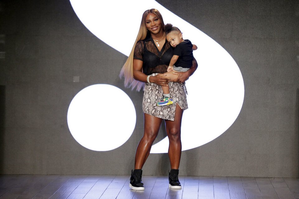 Η Serena Williams κρατάει την κόρη της Alexis Olympia Ohanian Jr. μετά την παρουσίαση της σειράς ρούχων της κατά τη διάρκεια της Εβδομάδας Μόδας της Νέας Υόρκης το 2019