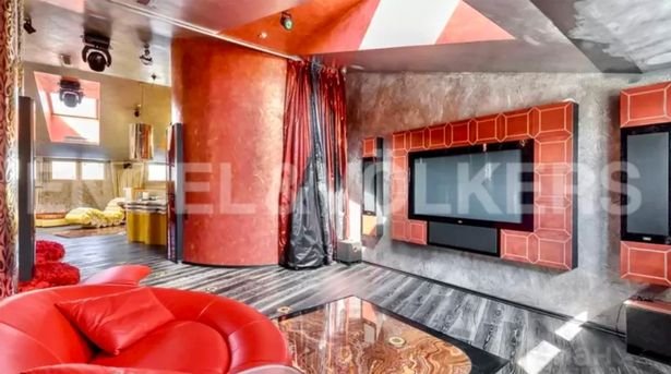 κόκκινες λεπτομέρειες στο διαμέρισμα