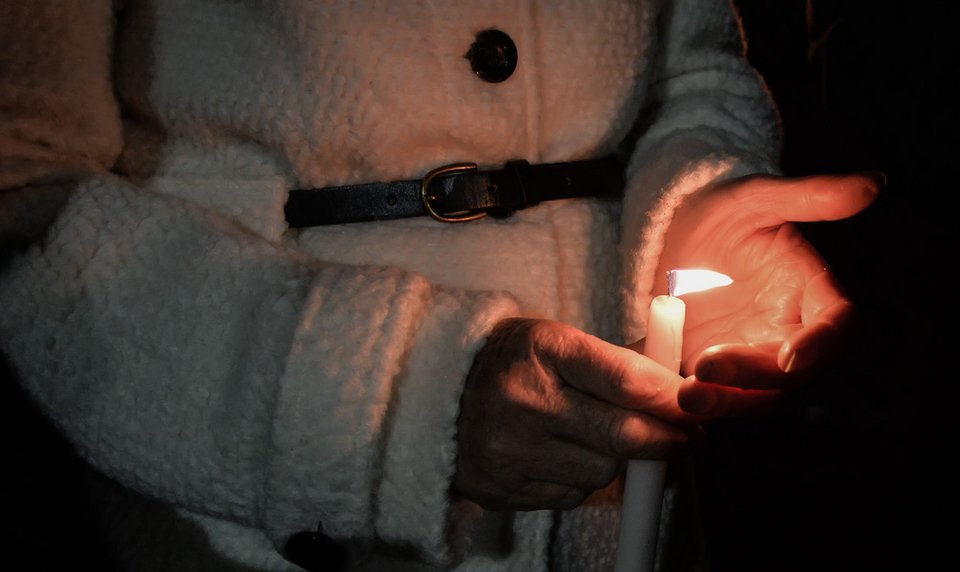 Το Άγιο Φως στα χέρια των πιστών / Φωτογραφία: Intimenews-Κώτσιατης Γιάννης